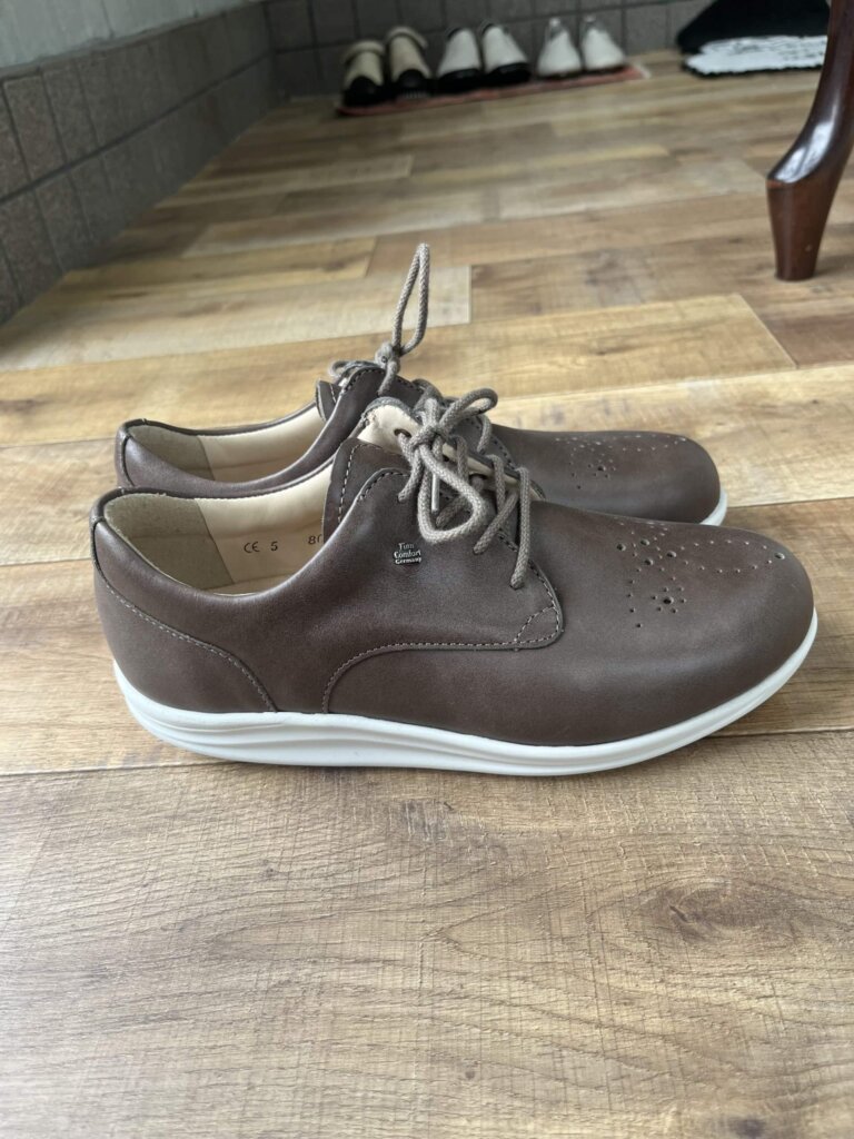 フィンコンフォート,外反母趾,幅広,足が痛くない靴,歩きやすい靴,日本人に合う靴,4E,5E