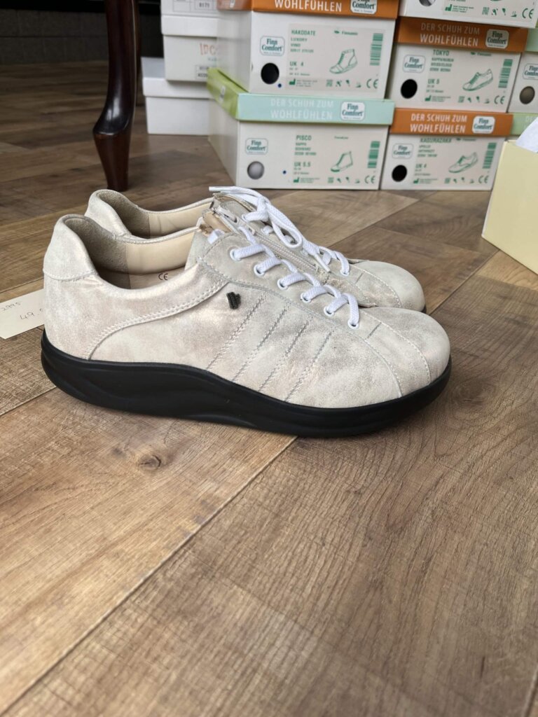 フィンコンフォート,外反母趾,幅広,足が痛くない靴,歩きやすい靴,日本人に合う靴,4E,5E