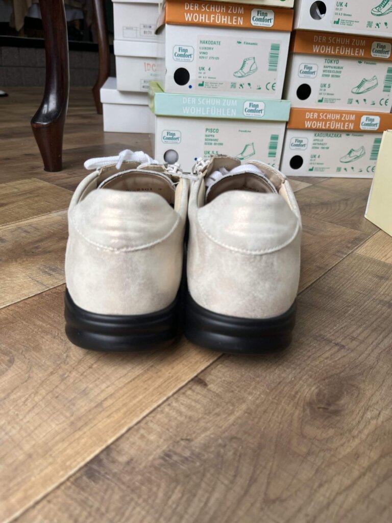 フィンコンフォート,外反母趾,幅広,足が痛くない靴,歩きやすい靴,日本人に合う靴,4E,5E