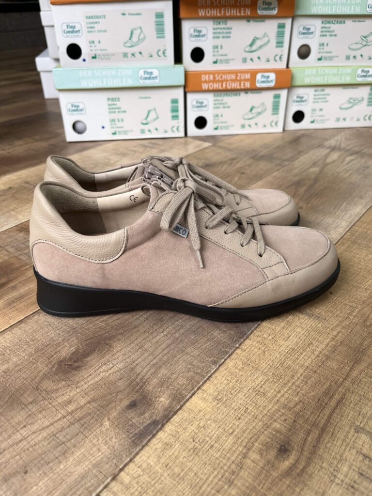 フィンコンフォート,外反母趾,幅広,足が痛くない靴,歩きやすい靴,日本人に合う靴,4E,5E