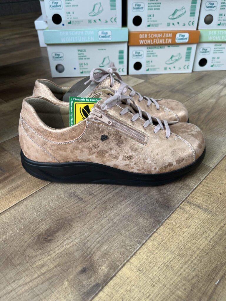 フィンコンフォート,外反母趾,幅広,足が痛くない靴,歩きやすい靴,日本人に合う靴,4E,5E