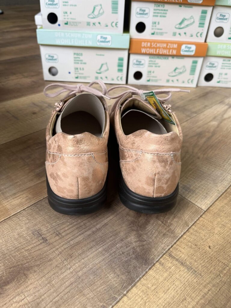 フィンコンフォート,外反母趾,幅広,足が痛くない靴,歩きやすい靴,日本人に合う靴,4E,5E