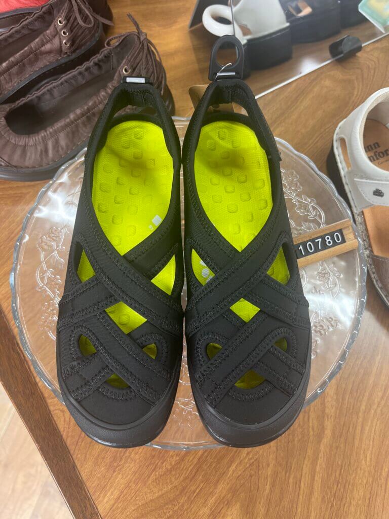 素足で履けて軽くてクッション性◎。スポーツサンダルが気になるけど踏み出せなかった方へ。つま先が出ないクローズドトゥで大人の足もとに自然になじむ、アキレス フォートゥースリー090が入荷しました。22.5〜25cm・税込10,780円。